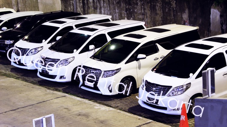 sewa new alphard vellfire transformer warna hitam untuk antar jemput tamu